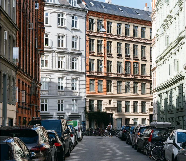 Københavnsk gade med etageejendomme